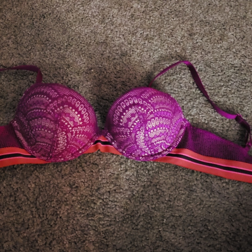 Victoria's Secret Very Sexy bra. 32c